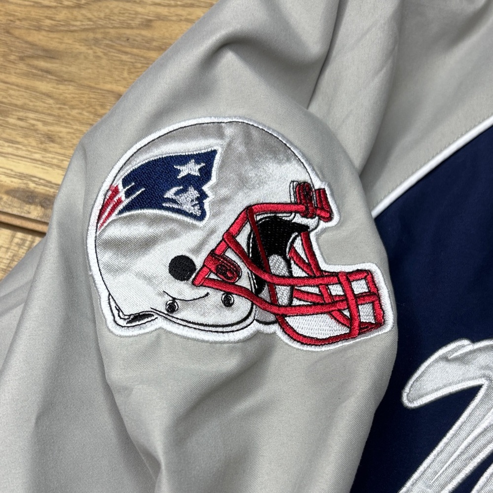 Men’s NFL New England Navy and Silver Sweatshirt Size Medium - Picture 3 of 8